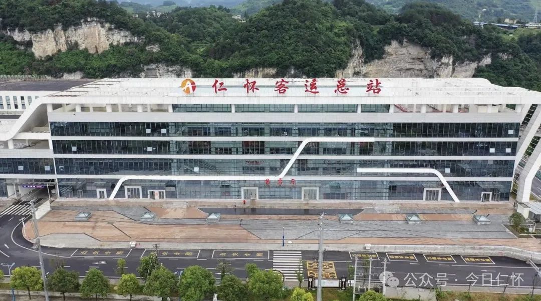 多彩仁怀志愿黔行仁怀红马甲为返乡旅客加满爱